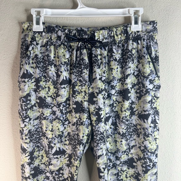 Lululemon Jet Crop Luxtreme Crosscourt Petal Black Clarity Yellow size 6 - Picture 6 of 6